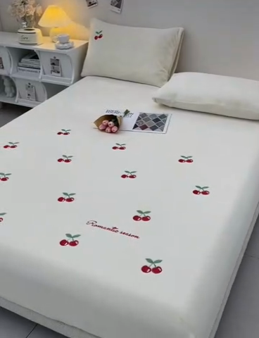 91家纺网 家纺一手货源 找家纺 笙意家纺 2025新款A类牛奶绒花卉刺绣单床笠 樱桃-奶昔白