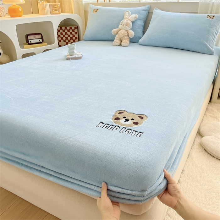 91家纺网 家纺一手货源 找家纺 笙意家纺 2025新款牛奶绒卡通单品刺绣床笠 萌熊-婴儿蓝