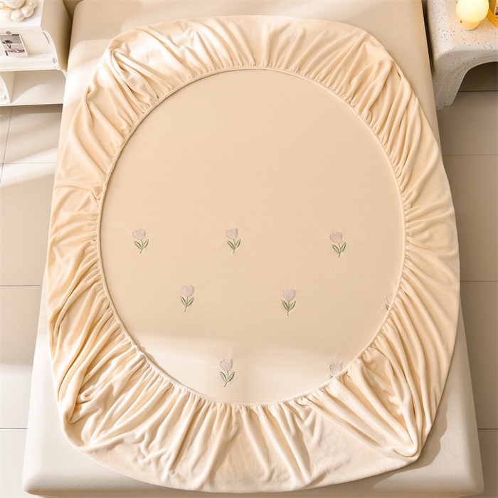 91家纺网 家纺一手货源 找家纺 笙意家纺 2025新款A类牛奶绒花卉刺绣单床笠 郁金香-奶昔白