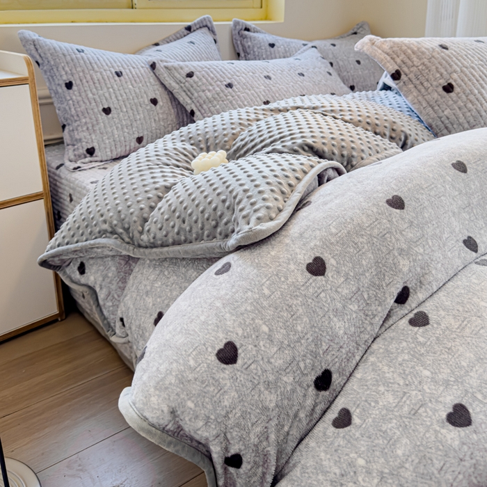 91家纺网 家纺一手货源 找家纺 元熙 2024新款印花小清新韩国绒牛奶绒豆豆床盖四件套-小爱心灰