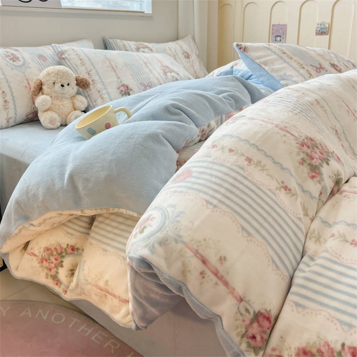 91家纺网 家纺一手货源 找家纺 捌月 2024新款童话镇系列高克重印花牛奶绒四件套卡通小清新加厚保暖绒套件 梦乐兔