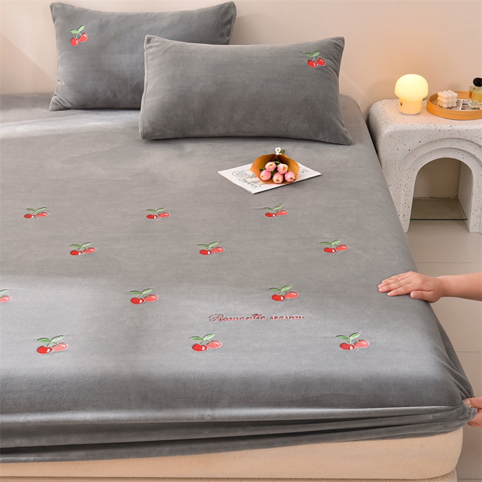 91家纺网 家纺一手货源 找家纺 笙意家纺 2025新款A类牛奶绒花卉刺绣单床笠 樱桃-浅灰