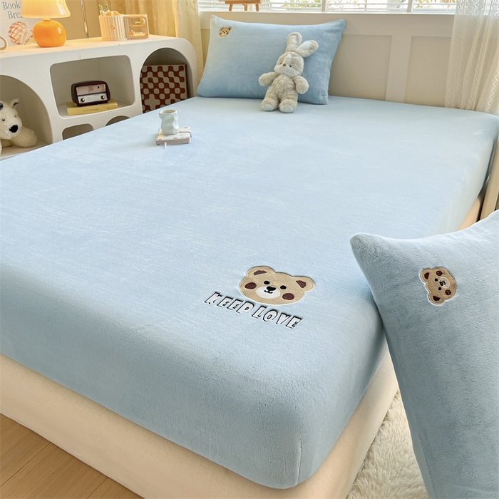 91家纺网 家纺一手货源 找家纺 笙意家纺 2025新款牛奶绒卡通单品刺绣床笠 萌熊-婴儿蓝