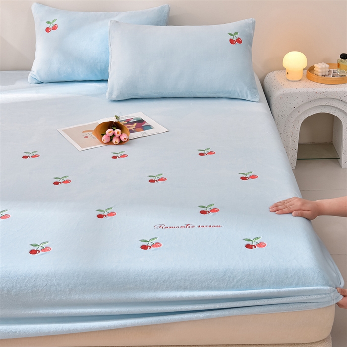 91家纺网 家纺一手货源 找家纺 笙意家纺 2025新款A类牛奶绒花卉刺绣单床笠 樱桃-婴儿蓝