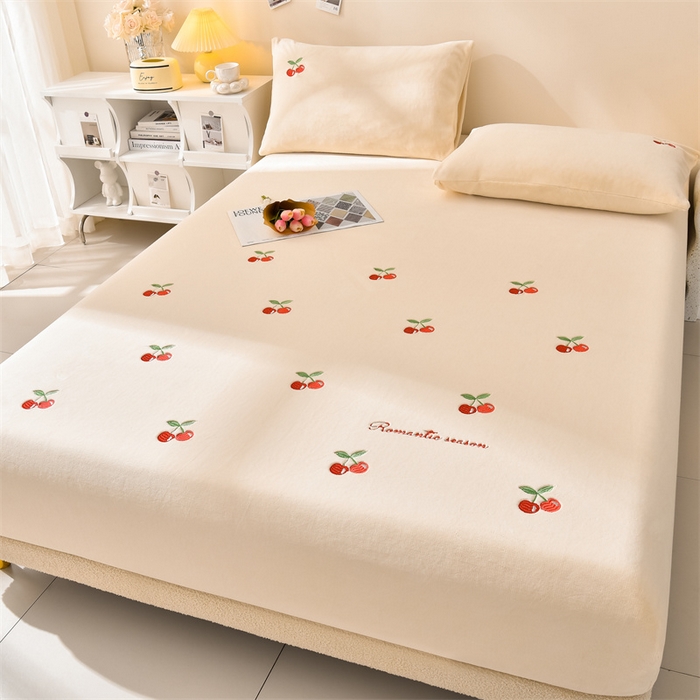 91家纺网 家纺一手货源 找家纺 笙意家纺 2025新款A类牛奶绒花卉刺绣单床笠 樱桃-奶昔白