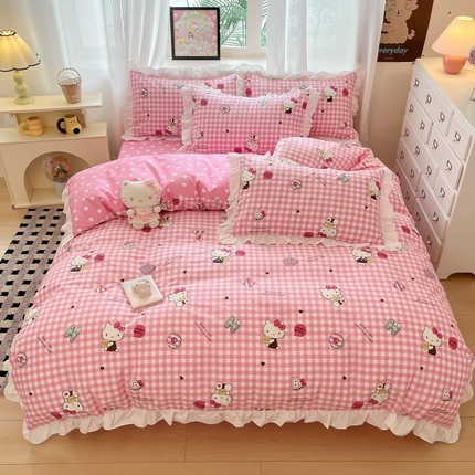 91家纺网 家纺一手货源 找家纺 三朵家纺 2024新款13372全棉花边款三丽鸥系列四件套 粉格凯蒂