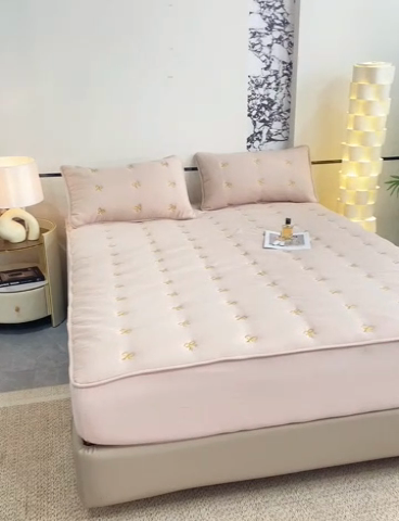 91家纺网 家纺一手货源 找家纺 米柳家纺 2024新款水洗棉大豆夹棉床笠 蝴蝶结-浅咖