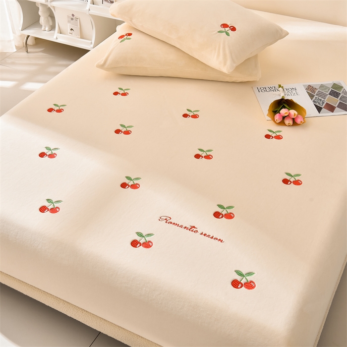 91家纺网 家纺一手货源 找家纺 笙意家纺 2025新款A类牛奶绒花卉刺绣单床笠 樱桃-奶昔白