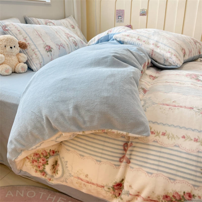 91家纺网 家纺一手货源 找家纺 捌月 2024新款童话镇系列高克重印花牛奶绒四件套卡通小清新加厚保暖绒套件 梦乐兔