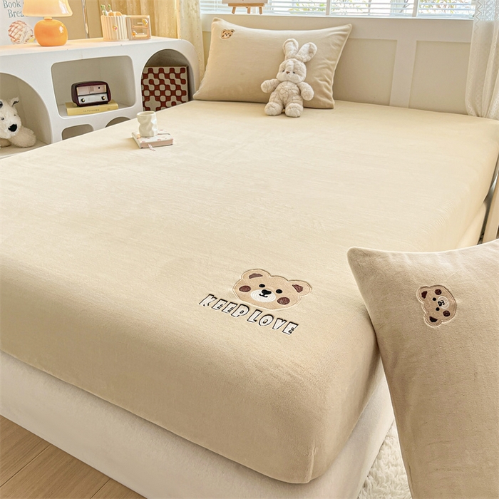 91家纺网 家纺一手货源 找家纺 笙意家纺 2025新款牛奶绒卡通单品刺绣床笠 萌熊-奶茶