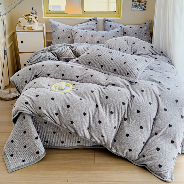 91家纺网 家纺一手货源 找家纺 元熙 2024新款印花小清新韩国绒牛奶绒豆豆床盖四件套-小爱心灰