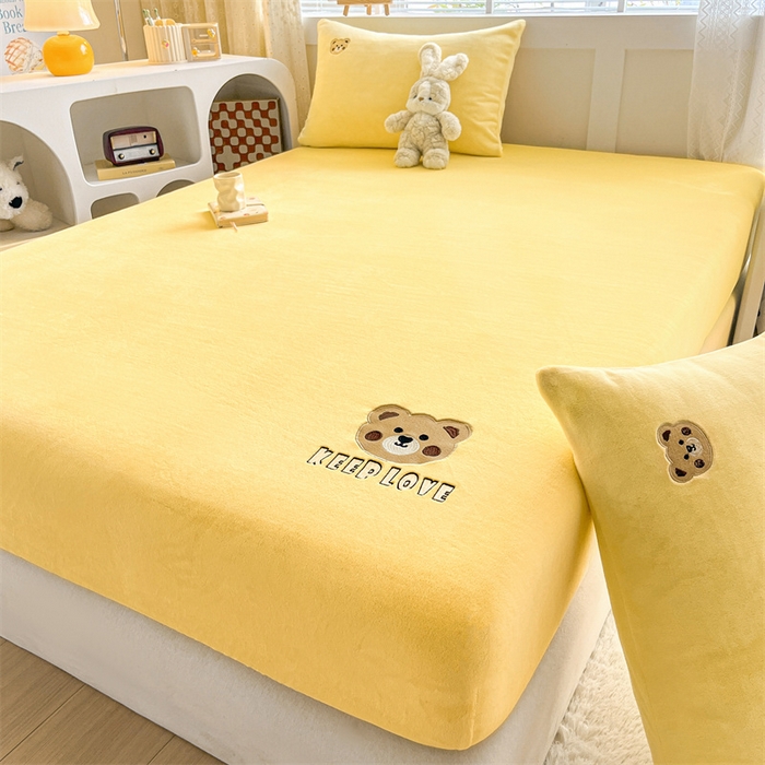 91家纺网 家纺一手货源 找家纺 笙意家纺 2025新款牛奶绒卡通单品刺绣床笠 萌熊-暖黄