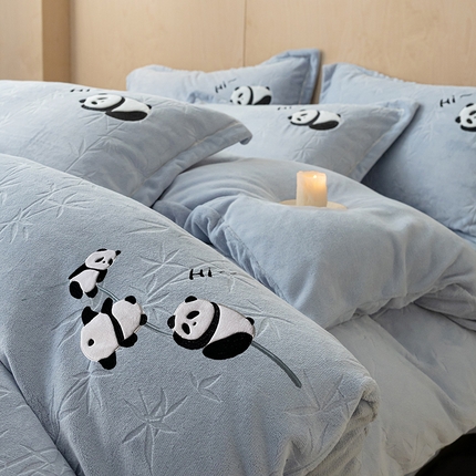 桃子家居 2024新款A类烂花雕花贴布绣刺绣轻奢一字绣压框枕套中国风熊猫牛奶绒四件套 绒刺绣-熊猫墨竹蓝