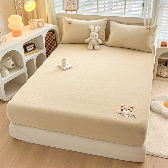 91家纺网 家纺一手货源 找家纺 笙意家纺 2025新款牛奶绒卡通单品刺绣床笠 萌熊-奶茶