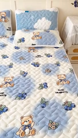 91家纺网 家纺一手货源 找家纺 小萌虎 2024新款牛奶绒床垫 蓝莓小熊