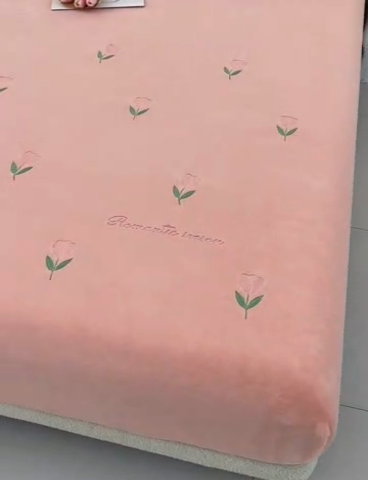 91家纺网 家纺一手货源 找家纺 笙意家纺 2025新款A类牛奶绒花卉刺绣单床笠 郁金香-浅粉