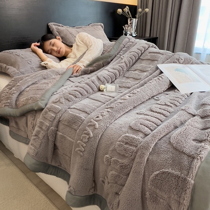 91家纺网 家纺一手货源 找家纺 （总）慕木家纺 2025新品A类纯色min舒棉绒毛毯雕花剪花多功能盖毯（可供跨境外贸抽空爆款首选）