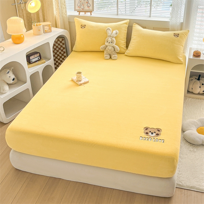 91家纺网 家纺一手货源 找家纺 笙意家纺 2025新款牛奶绒卡通单品刺绣床笠 萌熊-暖黄