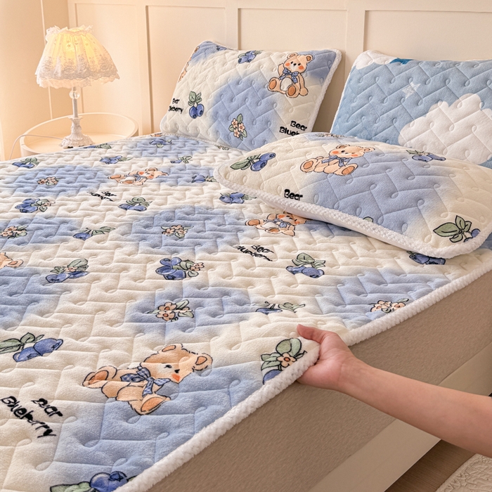 91家纺网 家纺一手货源 找家纺 小萌虎 2024新款牛奶绒床垫 蓝莓小熊