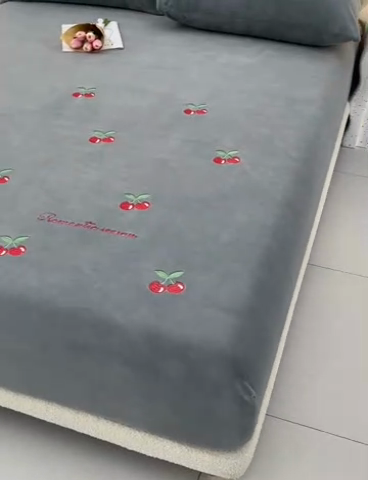 91家纺网 家纺一手货源 找家纺 笙意家纺 2025新款A类牛奶绒花卉刺绣单床笠 樱桃-浅灰