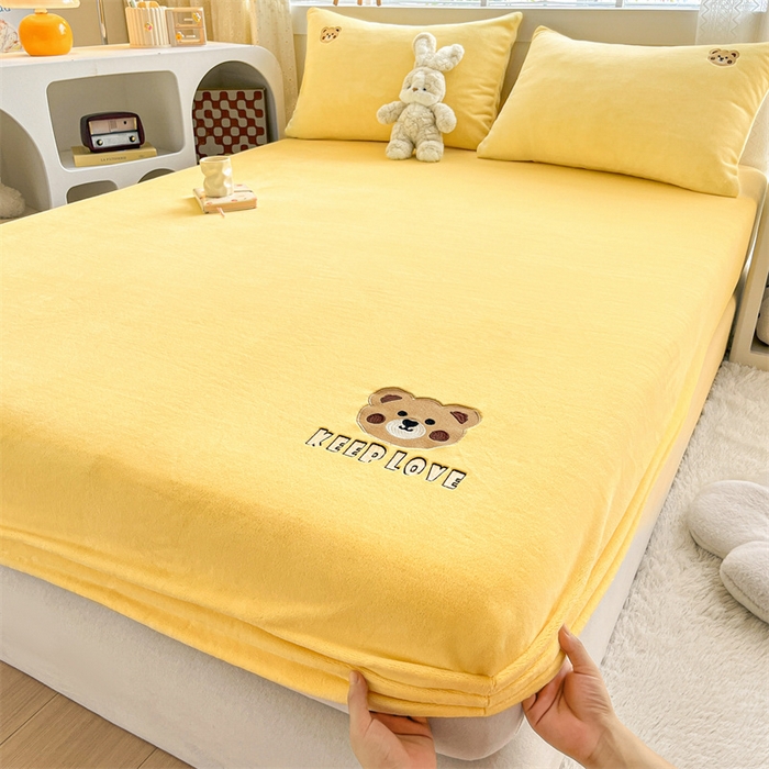 91家纺网 家纺一手货源 找家纺 笙意家纺 2025新款牛奶绒卡通单品刺绣床笠 萌熊-暖黄