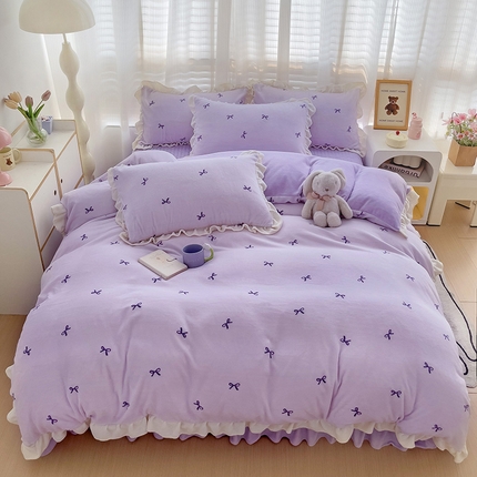 91家纺网 家纺一手货源 找家纺 麦朵家居 2024新款床单床盖款牛奶绒花边款四件套 蝴蝶结-紫