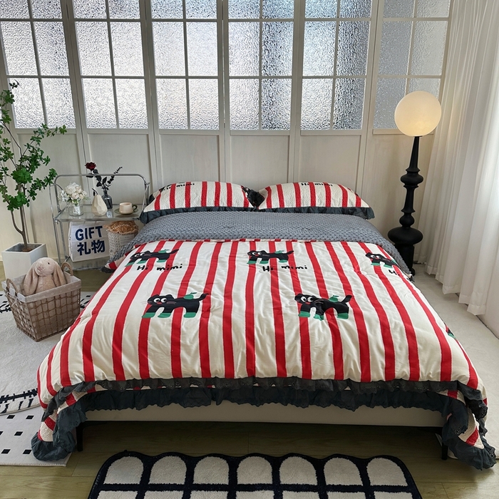 91家纺网 家纺一手货源 找家纺 佰织鑫家居 2024新款秋冬全棉法式床盖款豆豆被四件套 时尚黑猫