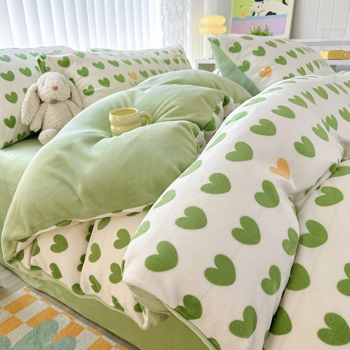 91家纺网 家纺一手货源 找家纺 觅妮家纺 2025新款高克重秋冬加厚印花牛奶绒四件套 爱心绿