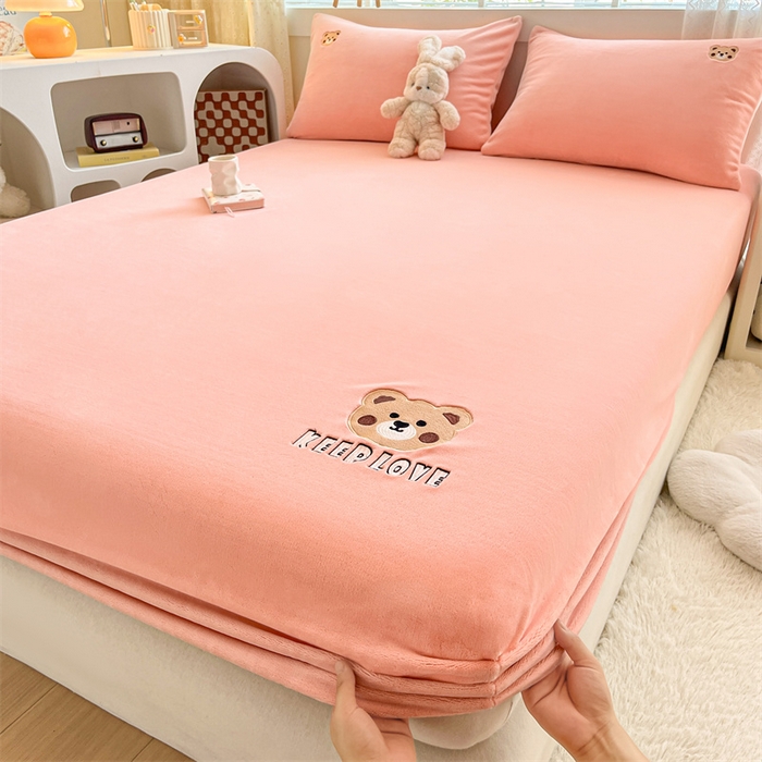 91家纺网 家纺一手货源 找家纺 笙意家纺 2025新款牛奶绒卡通单品刺绣床笠 萌熊-浅粉