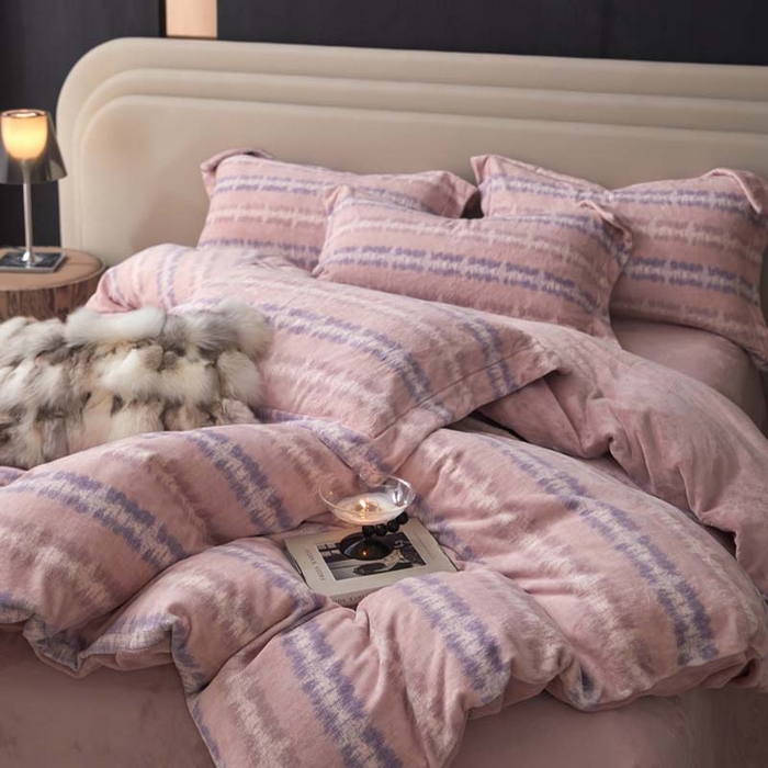 91家纺网 家纺一手货源 找家纺 金奇达家纺 2024秋冬新品保暖加厚绒类热氧™绒绒四件套-【格里克】（全网控价{折后券后}不低于258元） 娜拉粉