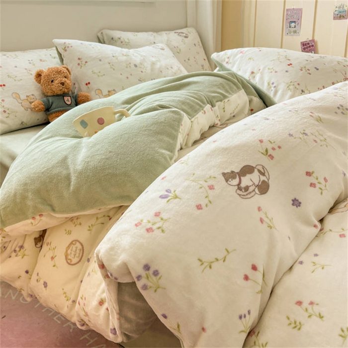 91家纺网 家纺一手货源 找家纺 捌月 2024新款童话镇系列高克重印花牛奶绒四件套卡通小清新加厚保暖绒套件 花枝猫