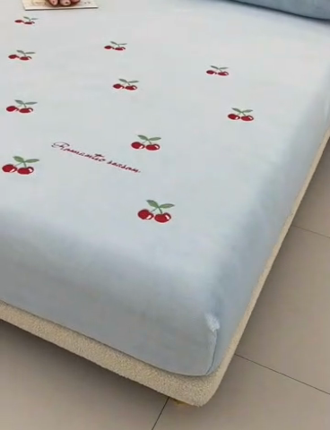 91家纺网 家纺一手货源 找家纺 笙意家纺 2025新款A类牛奶绒花卉刺绣单床笠 樱桃-婴儿蓝