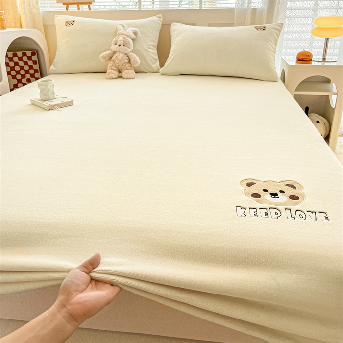 91家纺网 家纺一手货源 找家纺 笙意家纺 2025新款牛奶绒卡通单品刺绣床笠 萌熊-奶昔白