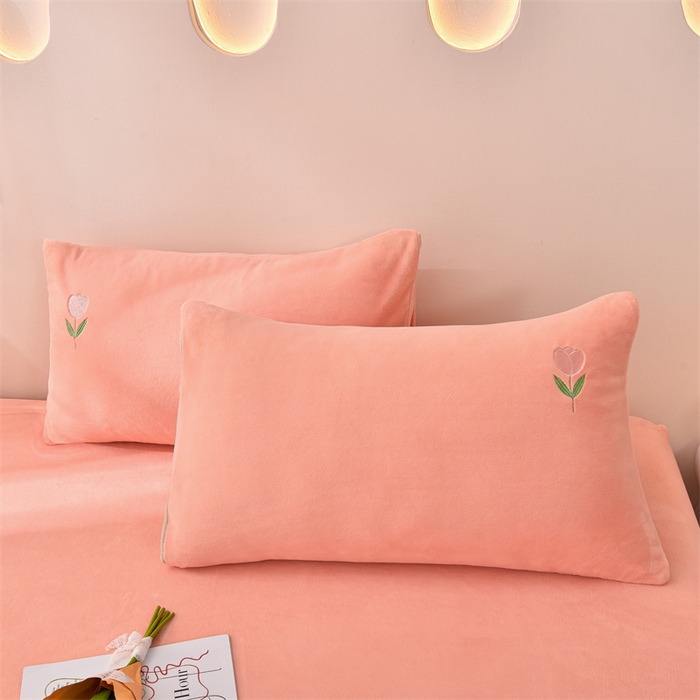 91家纺网 家纺一手货源 找家纺 笙意家纺 2025新款A类牛奶绒花卉刺绣单床笠 郁金香-浅粉