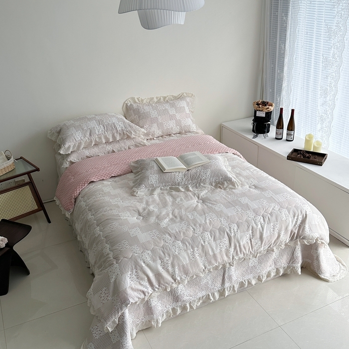 91家纺网 家纺一手货源 找家纺 佰织鑫家居 2024新款秋冬全棉法式床盖款豆豆被四件套 芳柔