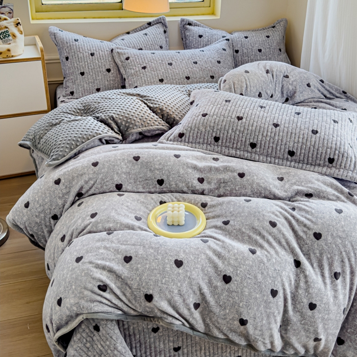 91家纺网 家纺一手货源 找家纺 元熙 2024新款印花小清新韩国绒牛奶绒豆豆床盖四件套-小爱心灰