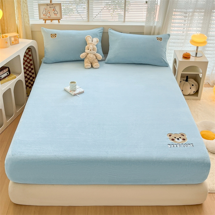 91家纺网 家纺一手货源 找家纺 笙意家纺 2025新款牛奶绒卡通单品刺绣床笠 萌熊-婴儿蓝