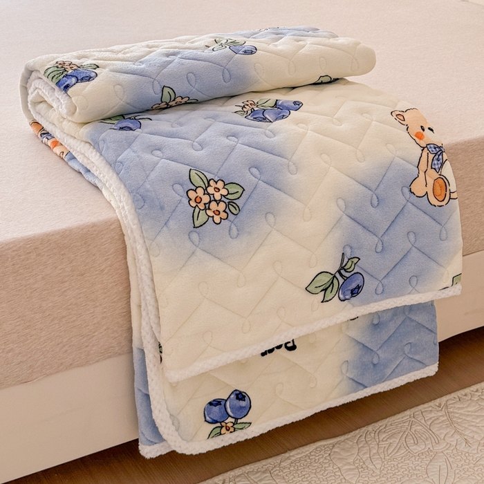 91家纺网 家纺一手货源 找家纺 小萌虎 2024新款牛奶绒床垫 蓝莓小熊