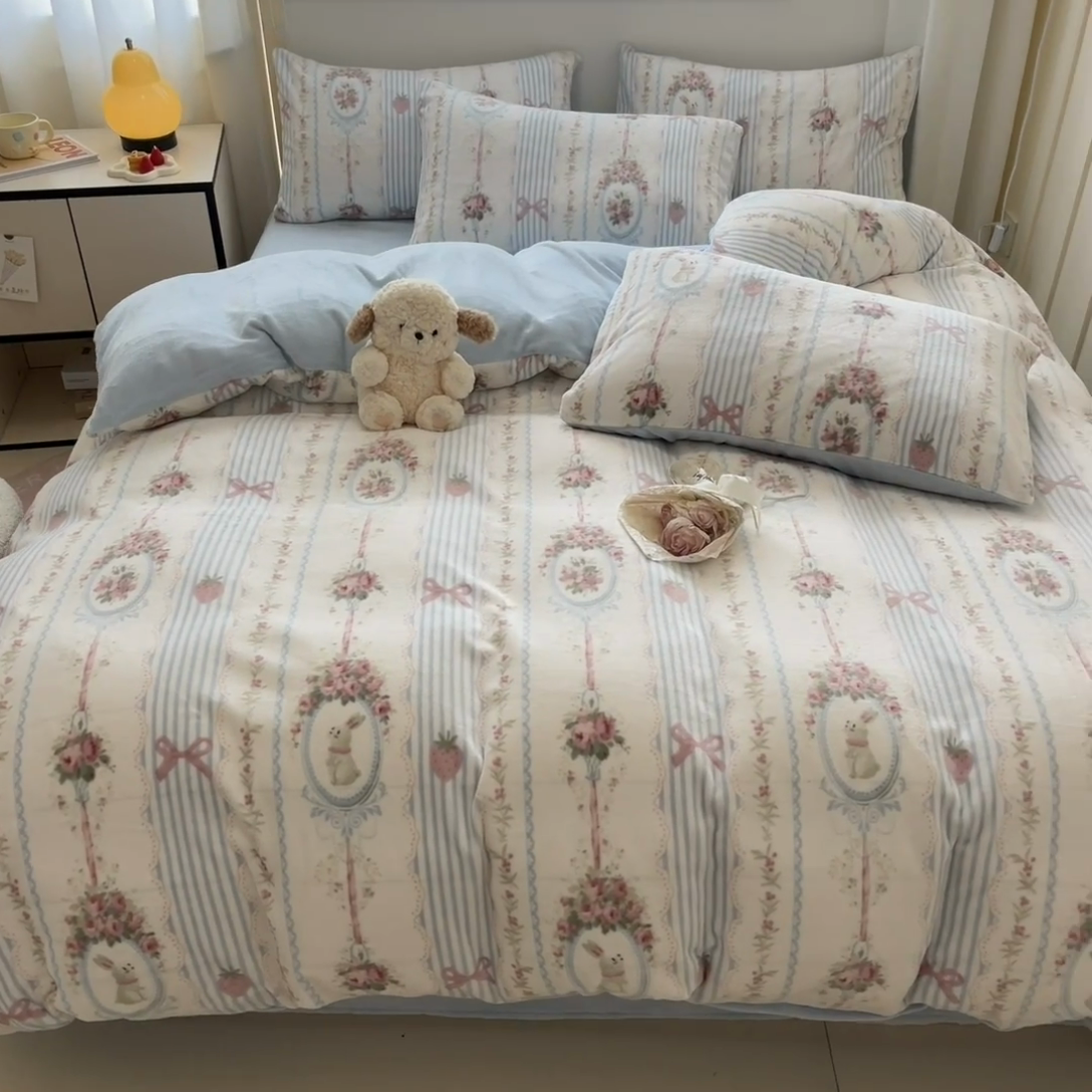 91家纺网 家纺一手货源 找家纺 捌月 2024新款童话镇系列高克重印花牛奶绒四件套卡通小清新加厚保暖绒套件 梦乐兔
