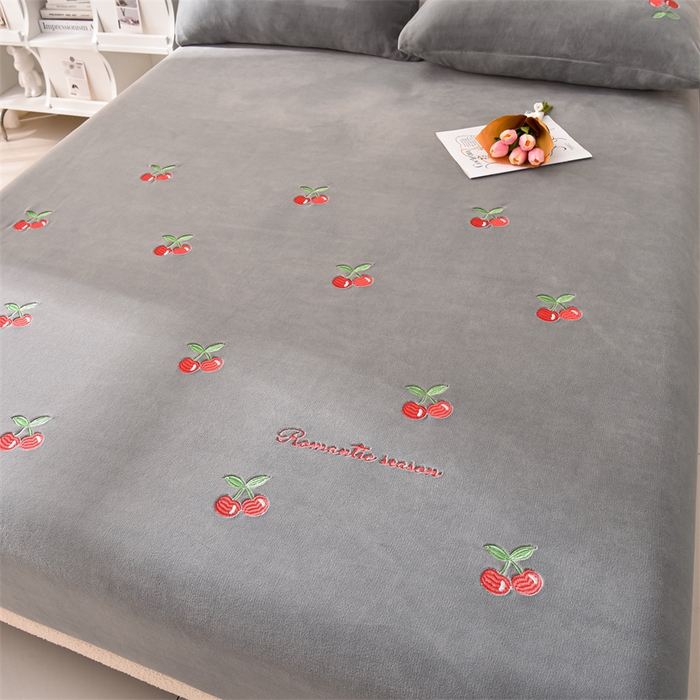 91家纺网 家纺一手货源 找家纺 笙意家纺 2025新款A类牛奶绒花卉刺绣单床笠 樱桃-浅灰