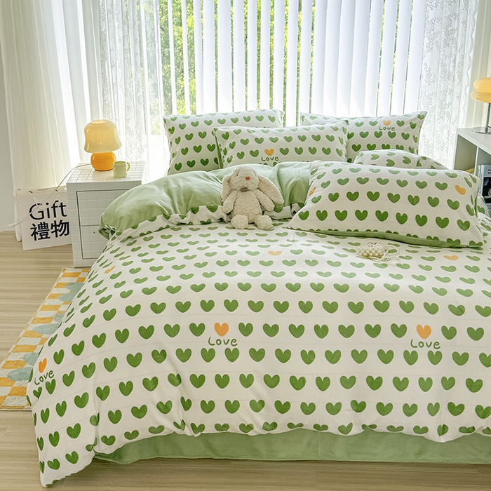 91家纺网 家纺一手货源 找家纺 觅妮家纺 2025新款高克重秋冬加厚印花牛奶绒四件套 爱心绿