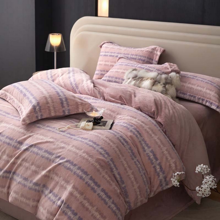 91家纺网 家纺一手货源 找家纺 金奇达家纺 2024秋冬新品保暖加厚绒类热氧™绒绒四件套-【格里克】（全网控价{折后券后}不低于258元） 娜拉粉