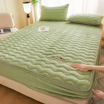 91家纺网 家纺一手货源 找家纺 莱米家纺 2024新款北极绒夹棉加厚床笠系列 炫彩绿