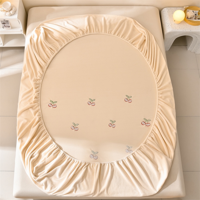 91家纺网 家纺一手货源 找家纺 笙意家纺 2025新款A类牛奶绒花卉刺绣单床笠 樱桃-奶昔白