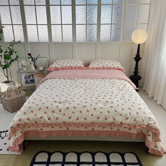 91家纺网 家纺一手货源 找家纺 佰织鑫家居 2024新款秋冬全棉法式床盖款豆豆被四件套 甜甜草莓