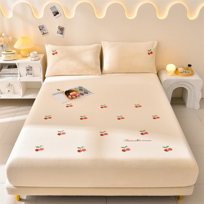 91家纺网 家纺一手货源 找家纺 笙意家纺 2025新款A类牛奶绒花卉刺绣单床笠 樱桃-奶昔白