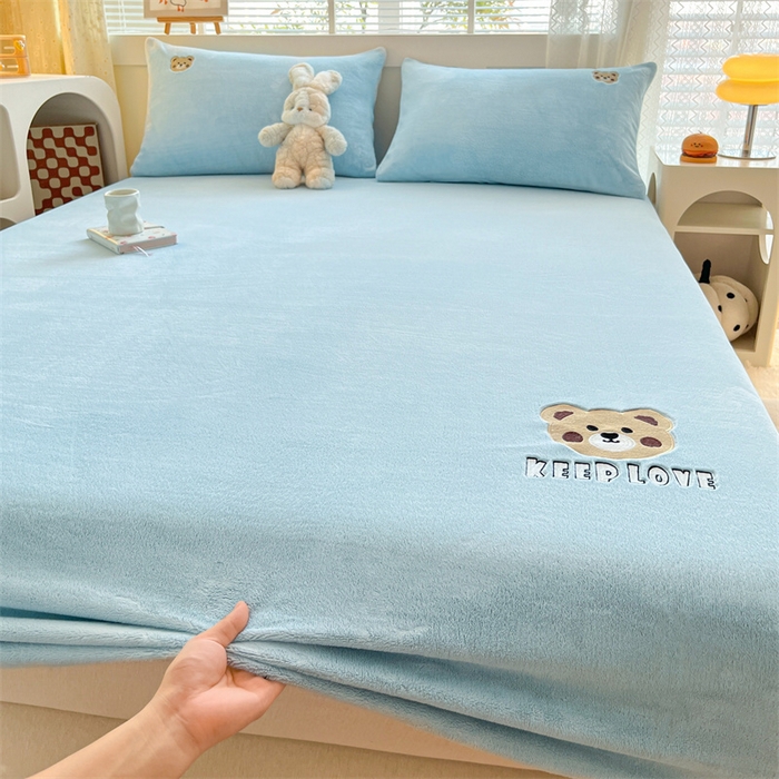 91家纺网 家纺一手货源 找家纺 笙意家纺 2025新款牛奶绒卡通单品刺绣床笠 萌熊-婴儿蓝