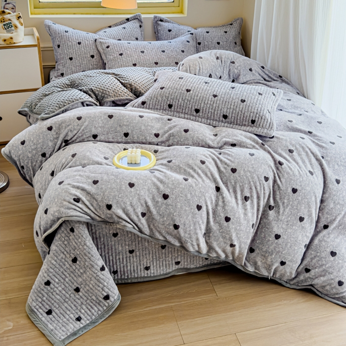 91家纺网 家纺一手货源 找家纺 元熙 2024新款印花小清新韩国绒牛奶绒豆豆床盖四件套-小爱心灰