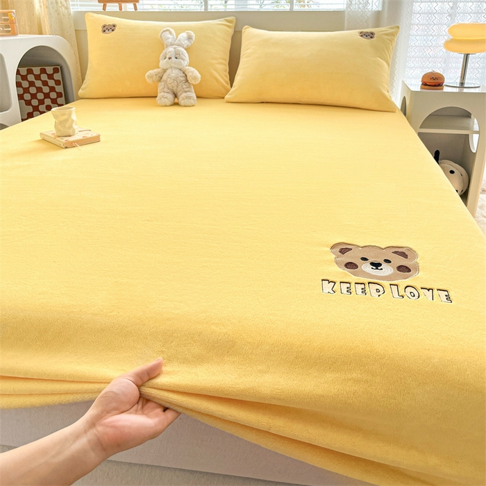 91家纺网 家纺一手货源 找家纺 笙意家纺 2025新款牛奶绒卡通单品刺绣床笠 萌熊-暖黄