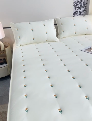 91家纺网 家纺一手货源 找家纺 米柳家纺 2024新款水洗棉大豆夹棉床笠 郁金香-米白